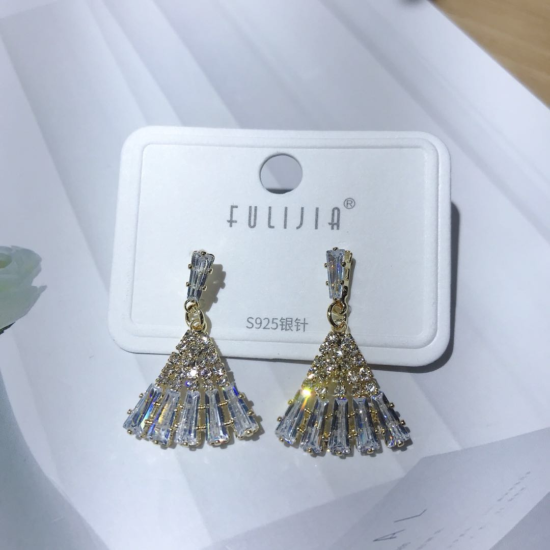 Refined glitter fan-shaped earrings with versatile temperament fashion 925 silver needle earrings thumbnail