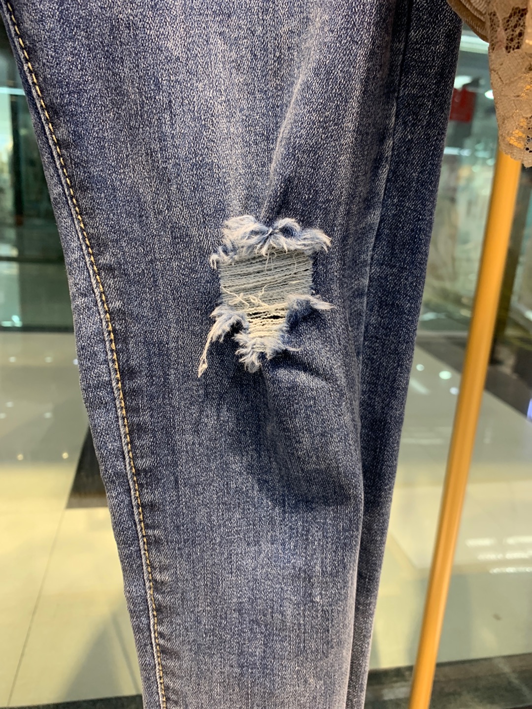 Trendy straight-leg ripped jeans for women details Picture