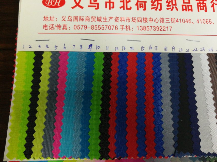 Factory direct sales of the best-selling new checkered Oxford fabric 21d, with a large stock of high, medium and low-end luggage fabric details Picture