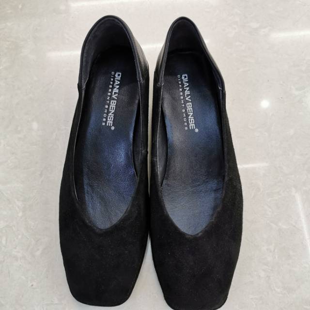 The new women's single shoes are made of genuine leather, which are casual, comfortable and have a shallow opening