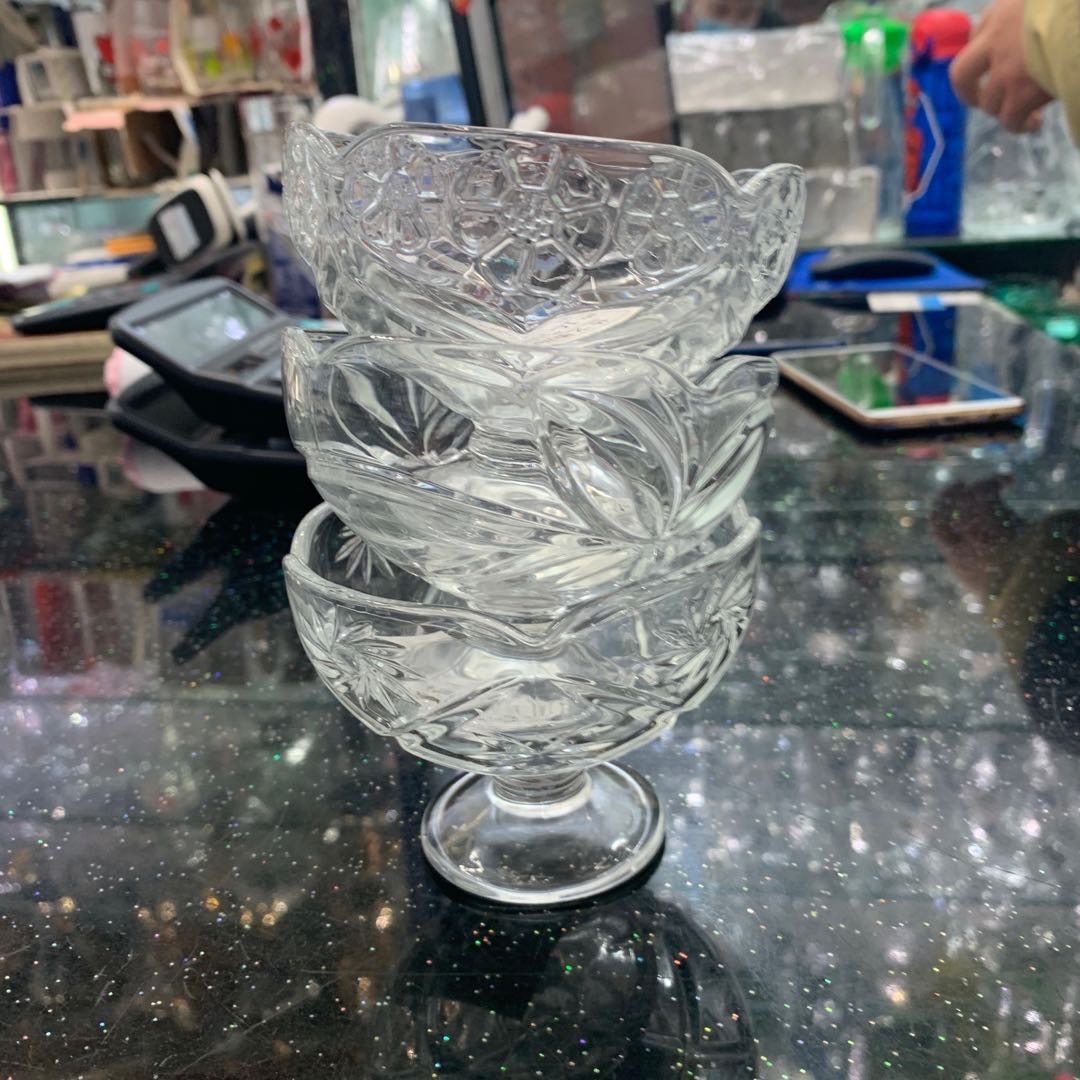 The transparent glass fruit storage bowl is exquisite