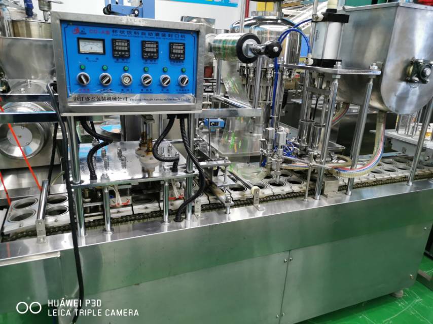 Cup-shaped beverage automatic filling and sealing machine