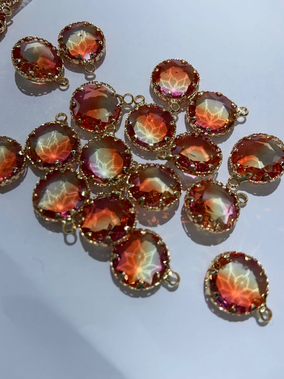 DIY饰品配件 渐变色圆形包边水晶吊坠产品图