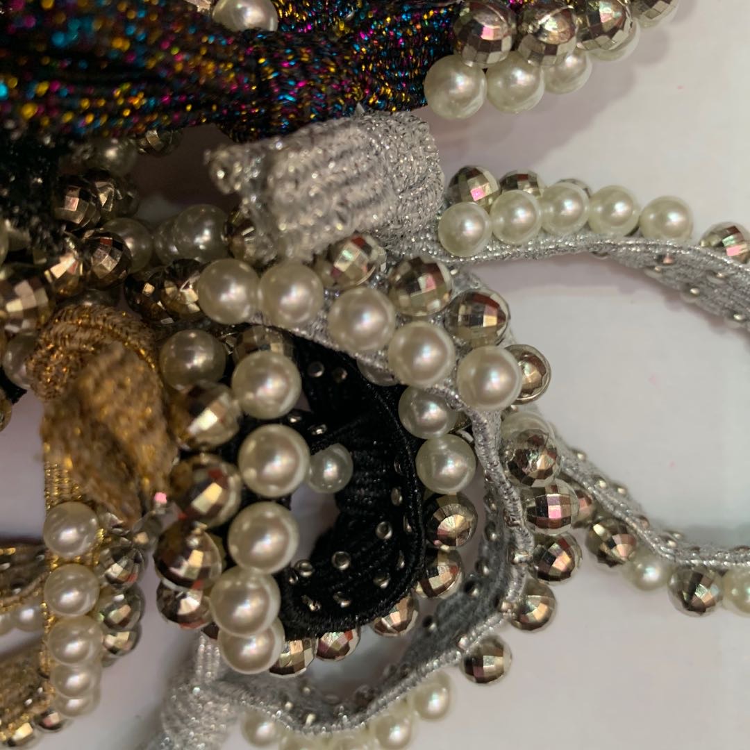 والشعر مربوط بشريط مطاطي details Picture
