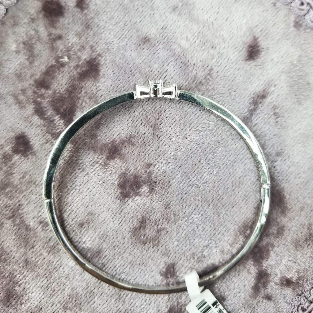 The micro-inlaid zircon anti-allergy bracelet is a fashionable and high-end accessory that makes you look slimmer and more attractive Specification image