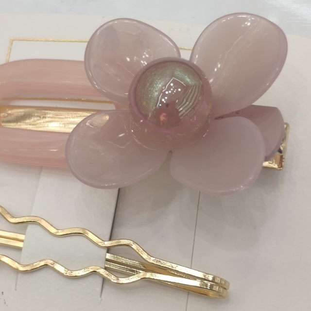 Hairpin girl, an Instagram influencer, with a one-shoulder clip and side clip, a girlish clip headwear, a Korean hair accessory details Picture