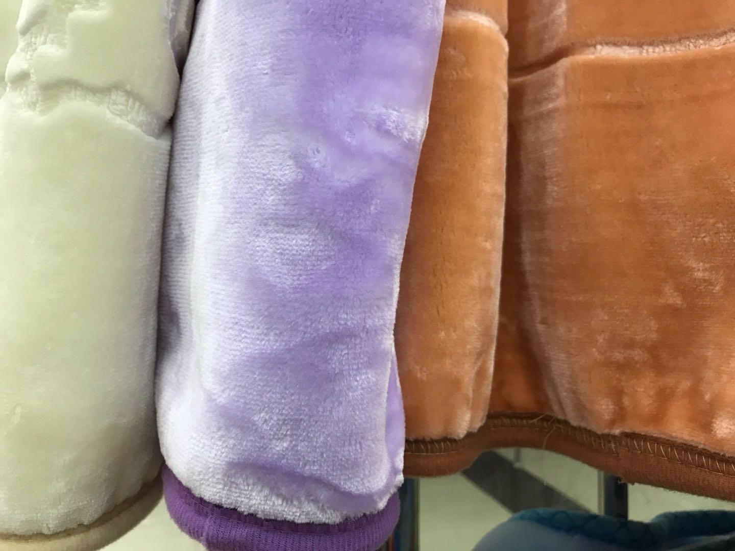 简约卡通小熊图案印花压花素色纯色加厚儿童毛毯细节图