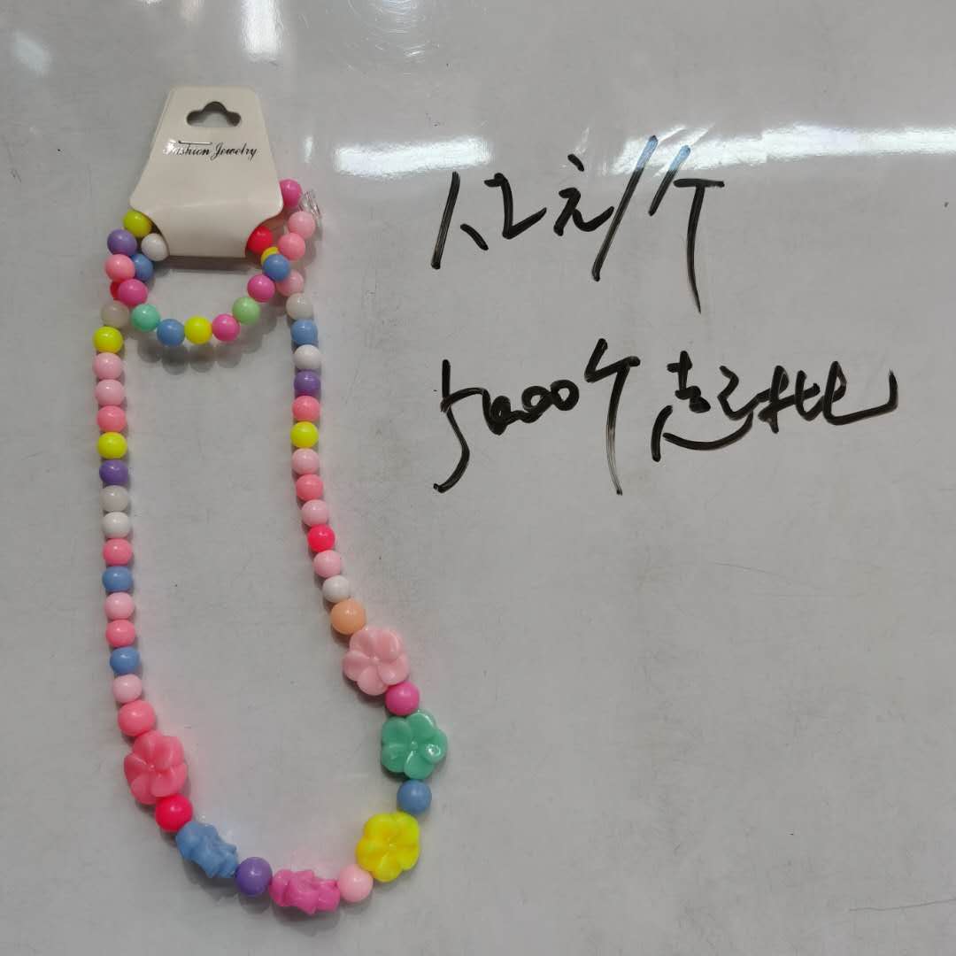 A popular Korean-style fashionable and trendy children's accessory - a colorful bead and flower necklace for little girls
