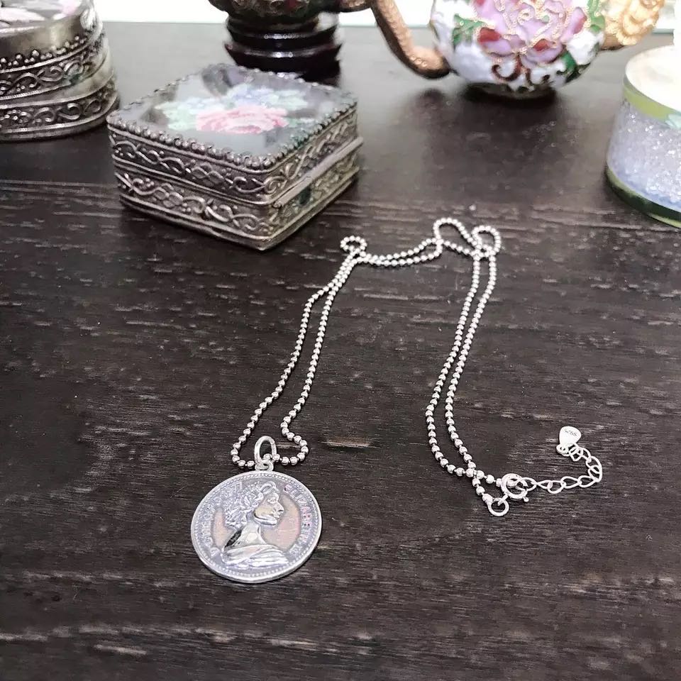 A new Japanese-style round pendant portrait pendant necklace, a fashionable and individualistic women's accessory, a trendy and versatile necklace details Picture