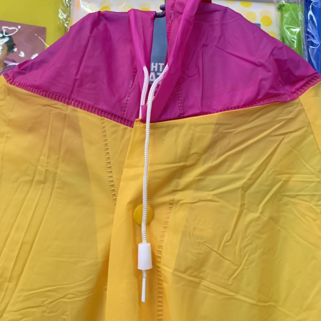 黄粉色拼接雨衣细节图