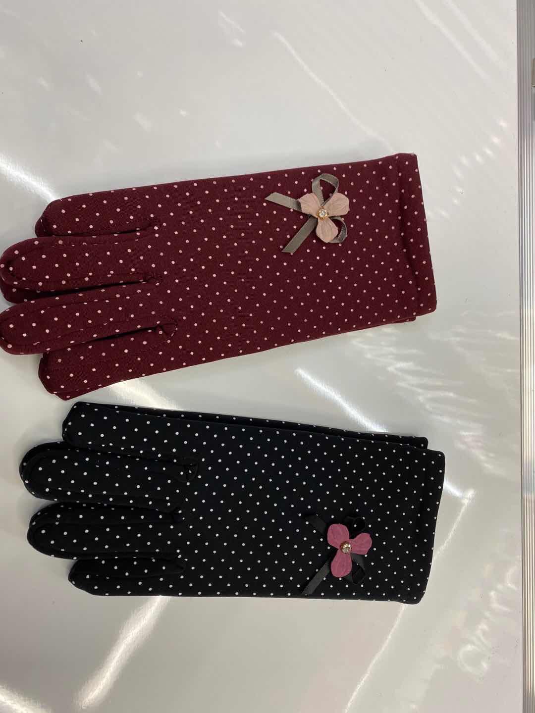 Plucked triangular gloves