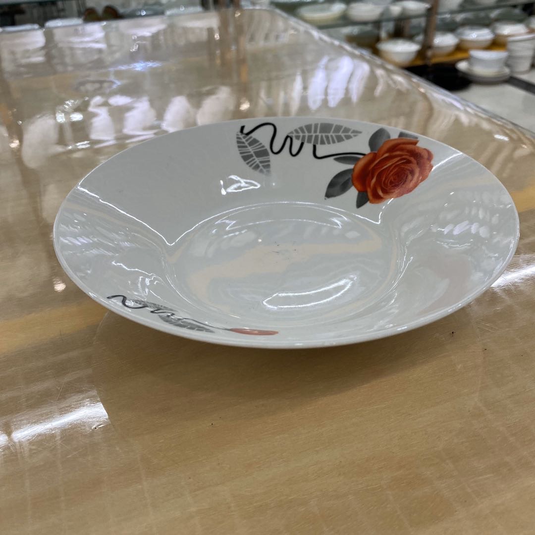 An 8-inch round-mouthed soup plate