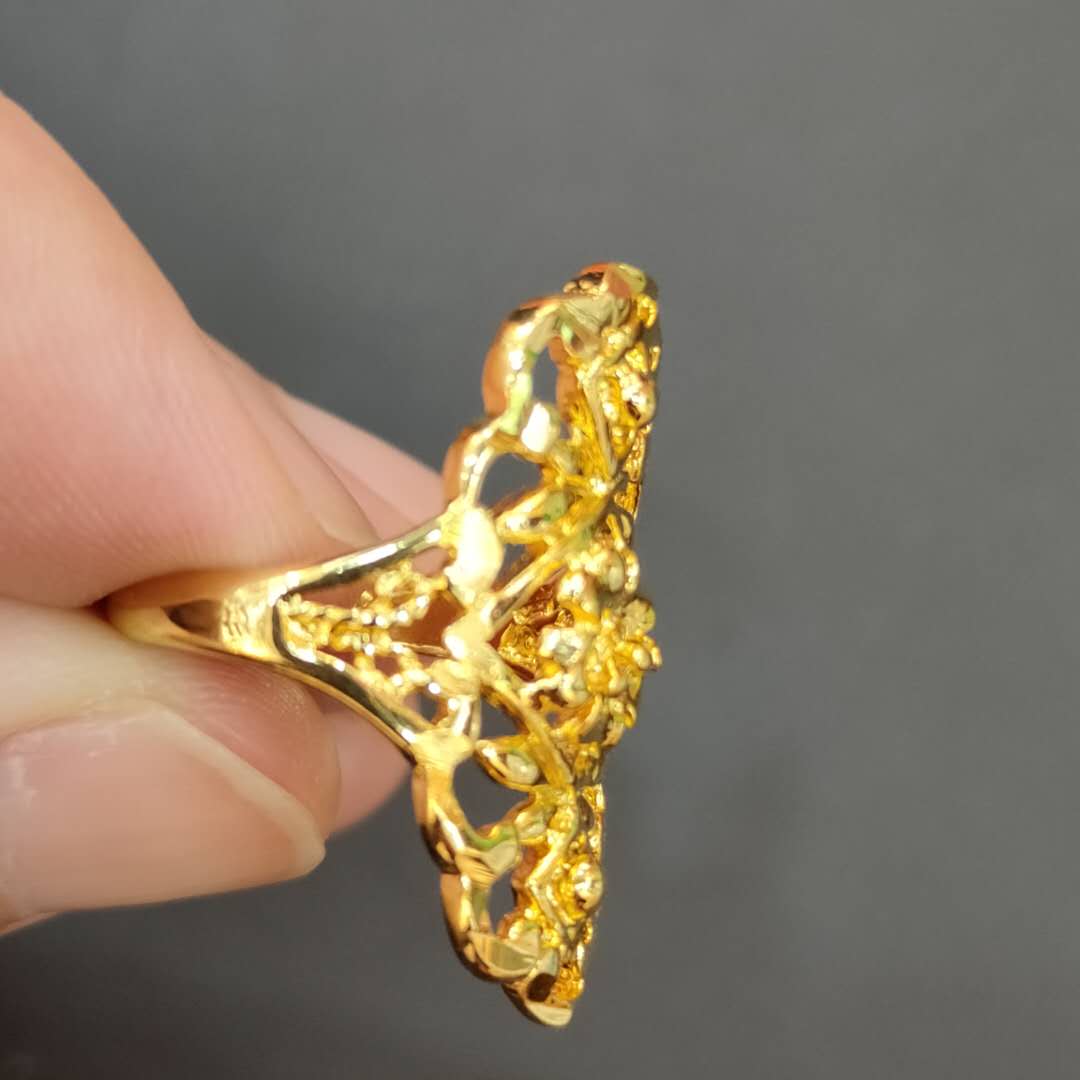 A new large ring with a hollowed-out pattern that imitates the goddess-like charm of gold details Picture