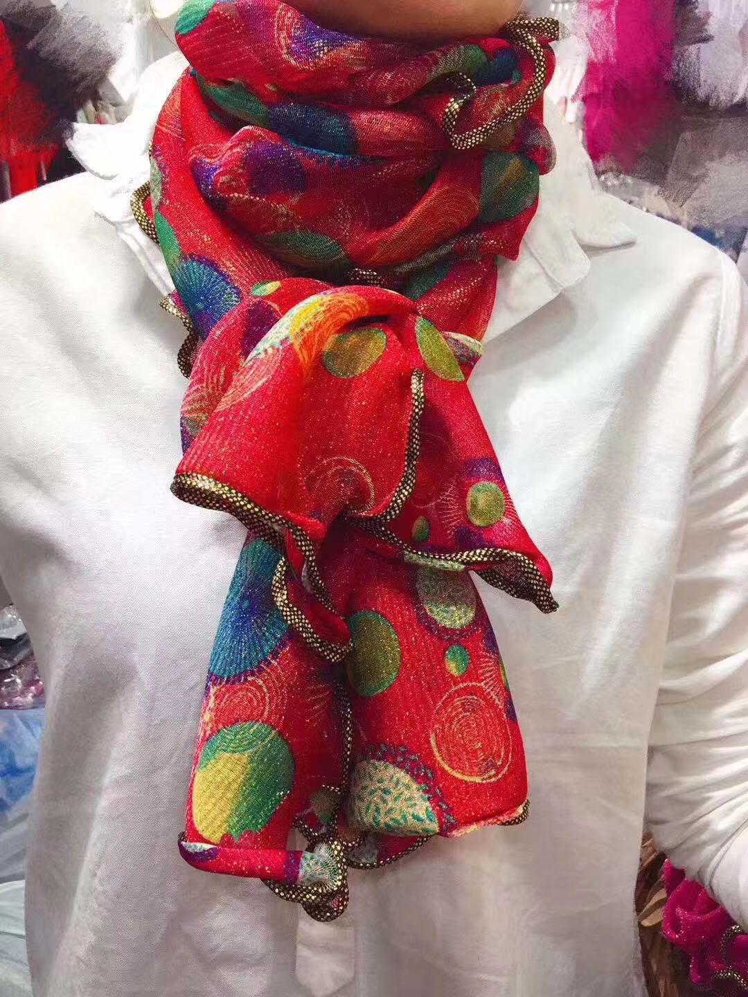 A fashionable and versatile gold-rimmed printed scarf for women details Picture