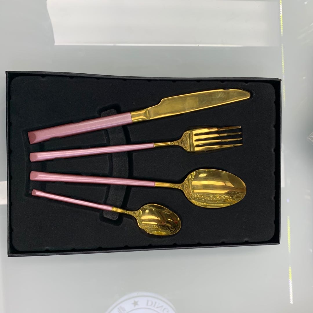 The 304 gold and pink two-color tableware set is exquisite