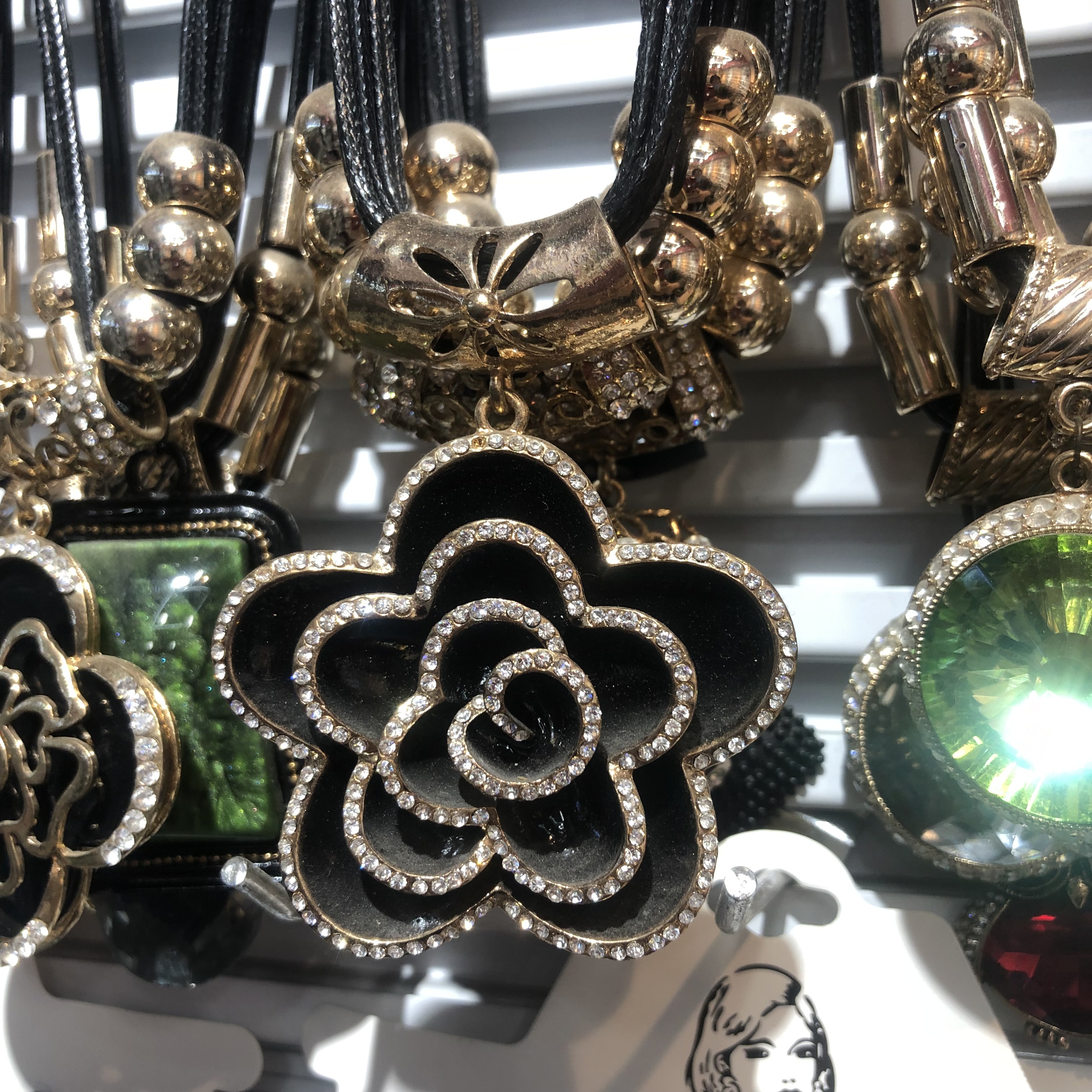 A long chain of retro women's sweater for autumn and winter, simple yet elegant, high-end ethnic style, versatile, personalized and fashionable rhinestone necklace