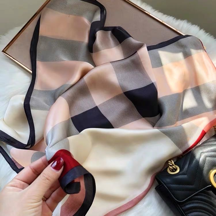 A fashionable and versatile casual Korean-style scarf with a checkered pattern for a lady