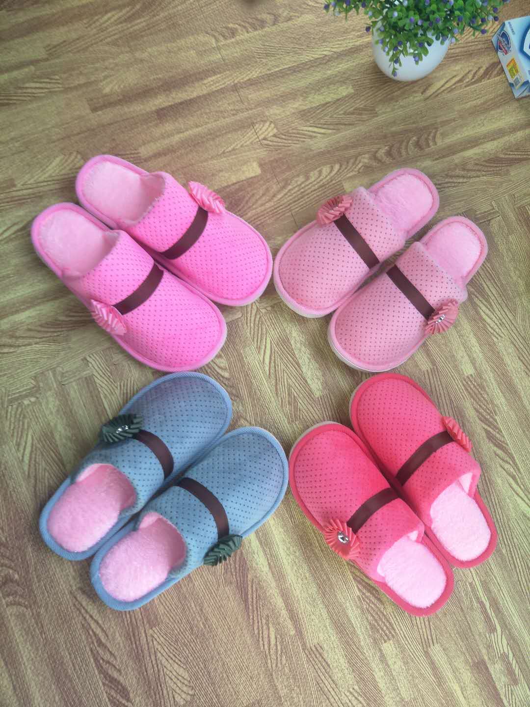 The new best-selling cotton slippers are suitable for women's winter home use and indoor couples. They are anti-slip flooring with a fluffy texture for warmth