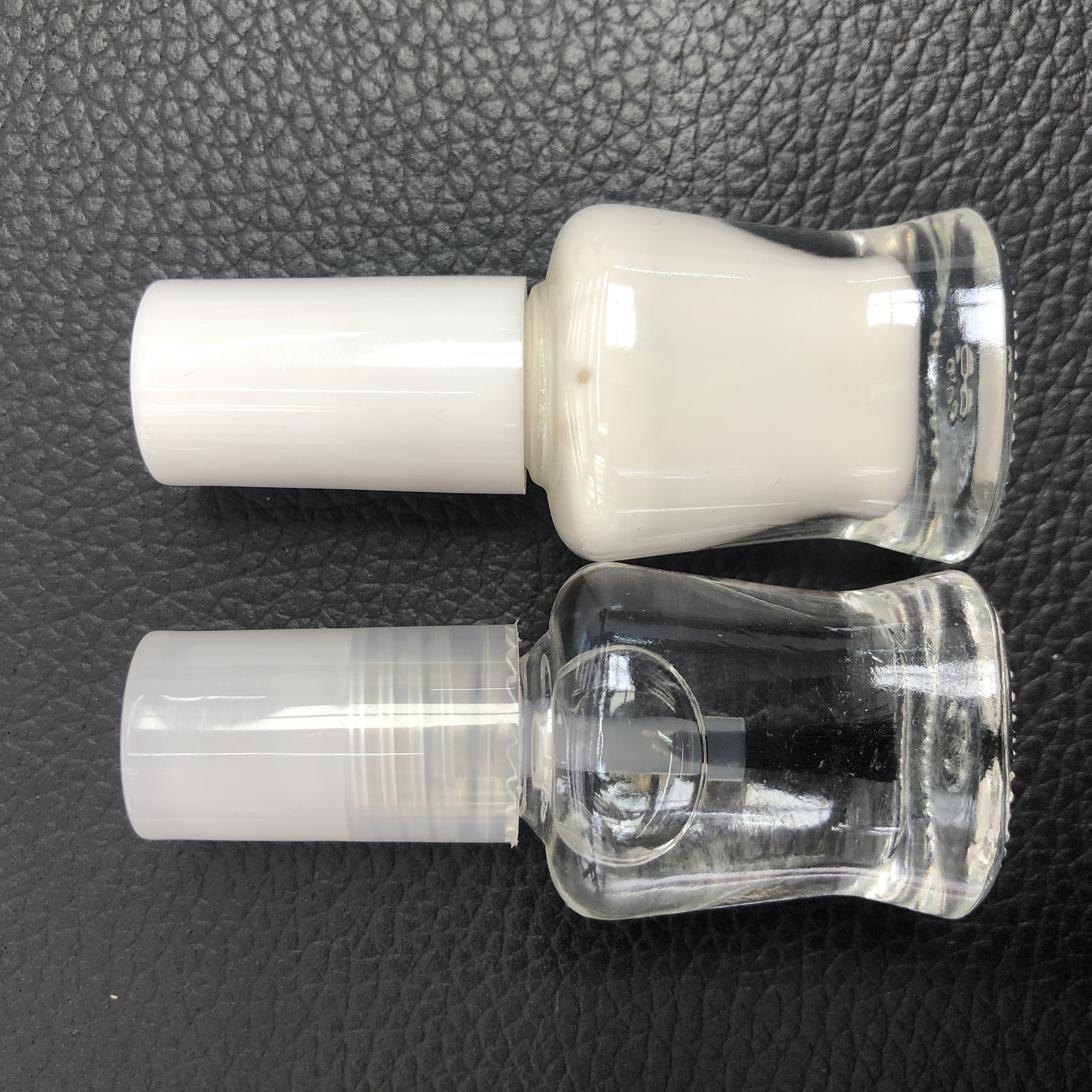 Fashionable colored nail polish comes in a rich variety of colors, allowing for free selection and combination. Small bottles are more convenient Specification image