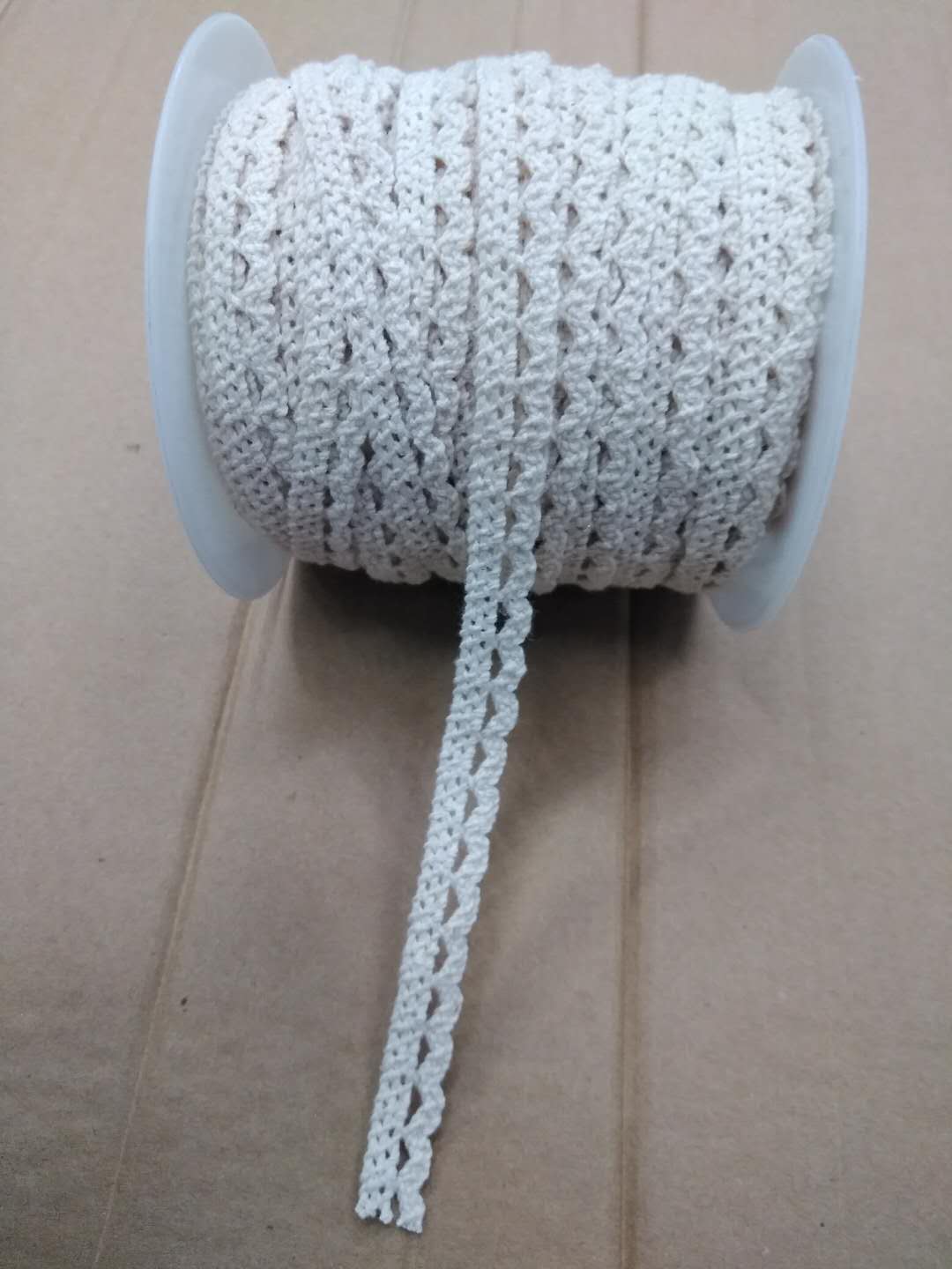 Fashionable cotton thread lace is available in stock for a variety of uses, including small floral trims