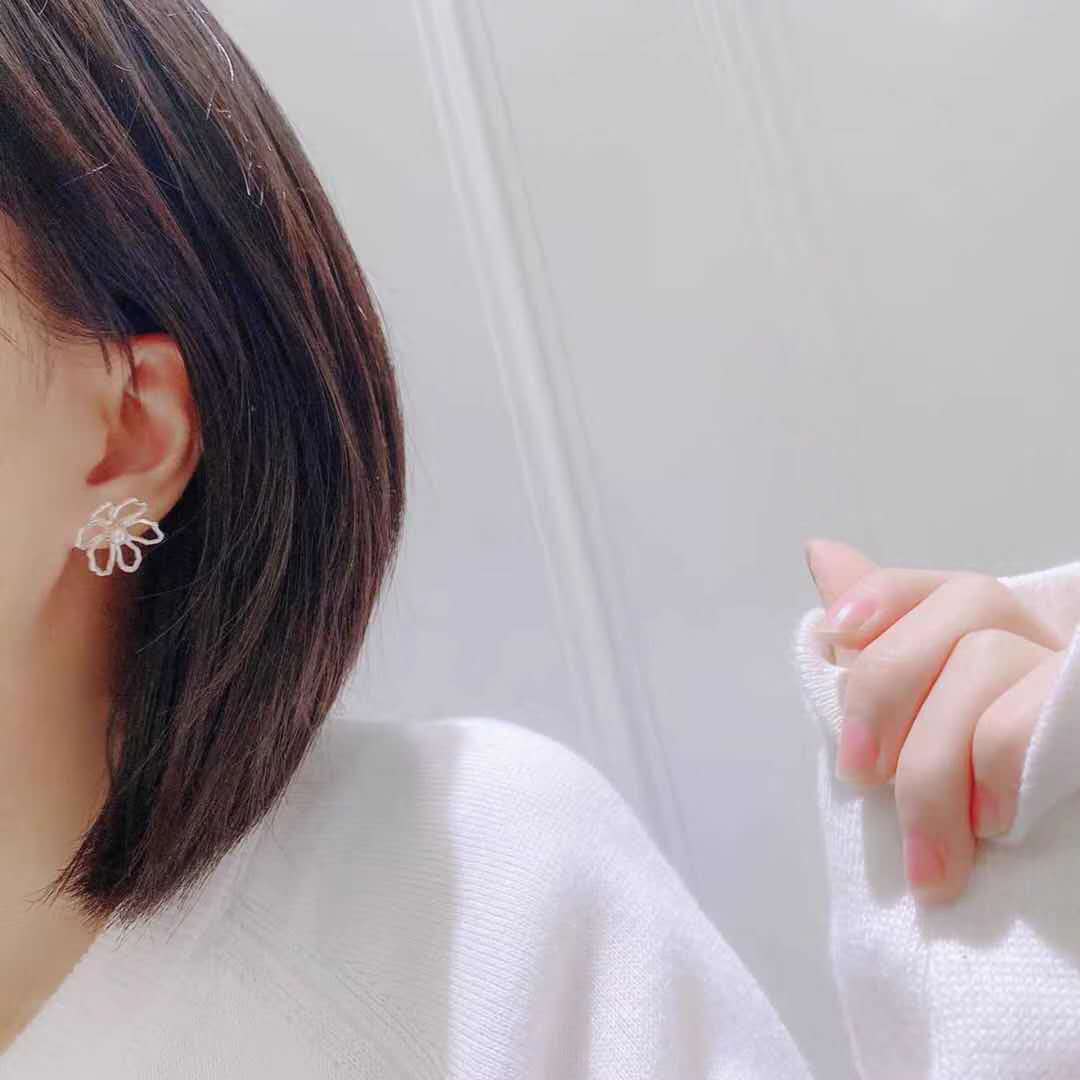 Silver five-petal flower hollowed-out pearl earrings for a fresh and elegant lady from Japan and South Korea details Picture