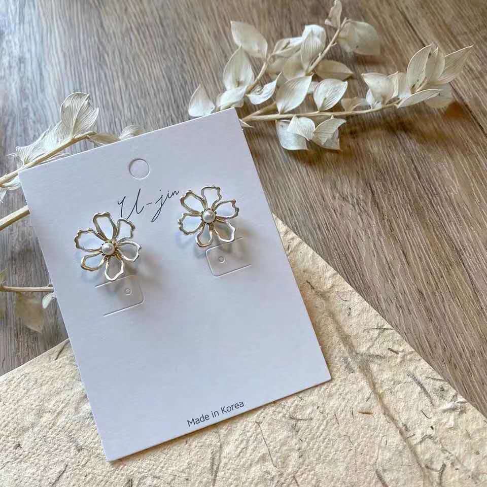 Silver five-petal flower hollowed-out pearl earrings for a fresh and elegant lady from Japan and South Korea