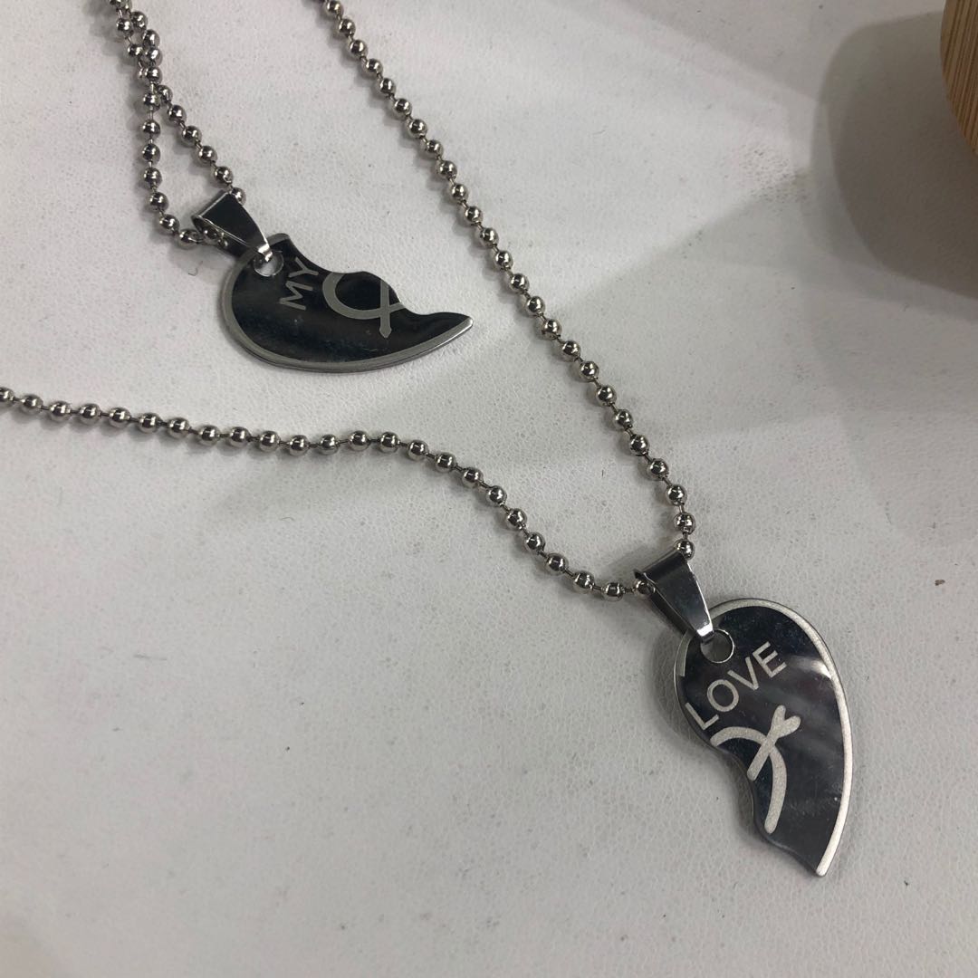 Grand and fashionable semi-heart-shaped pendant necklace, high-end and elegant color retention, popular anti-allergy accessory details Picture