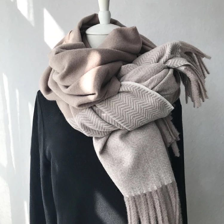 Show the actual wearing effect of scarves in city streets and campus environment
