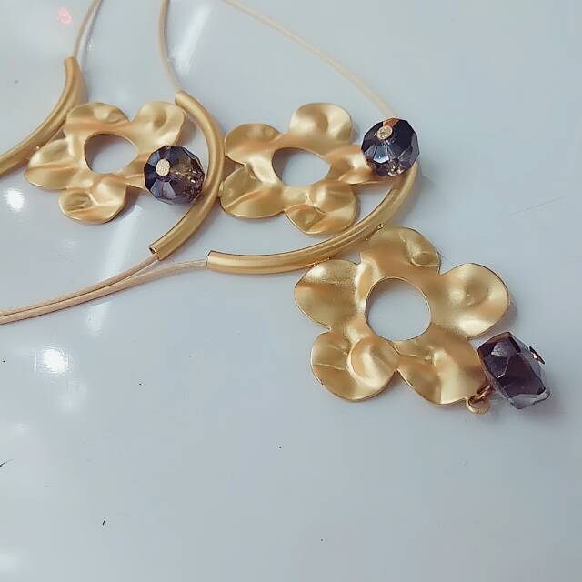 Factory direct sales of retro wax rope gold-plated plum blossom-shaped zircon necklace jewelry details Picture