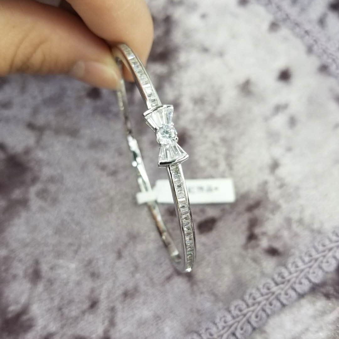 The micro-inlaid zircon anti-allergy bracelet is a fashionable and high-end accessory that makes you look slimmer and more attractive