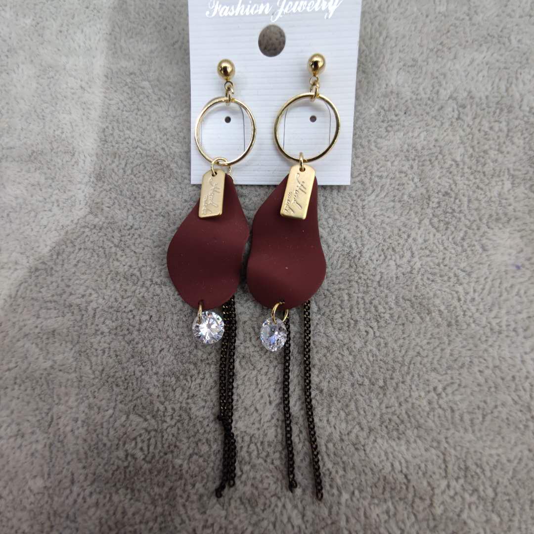 This is a best-selling fashion earring in foreign trade. The long tassel earrings for women are elegant and stylish details Picture
