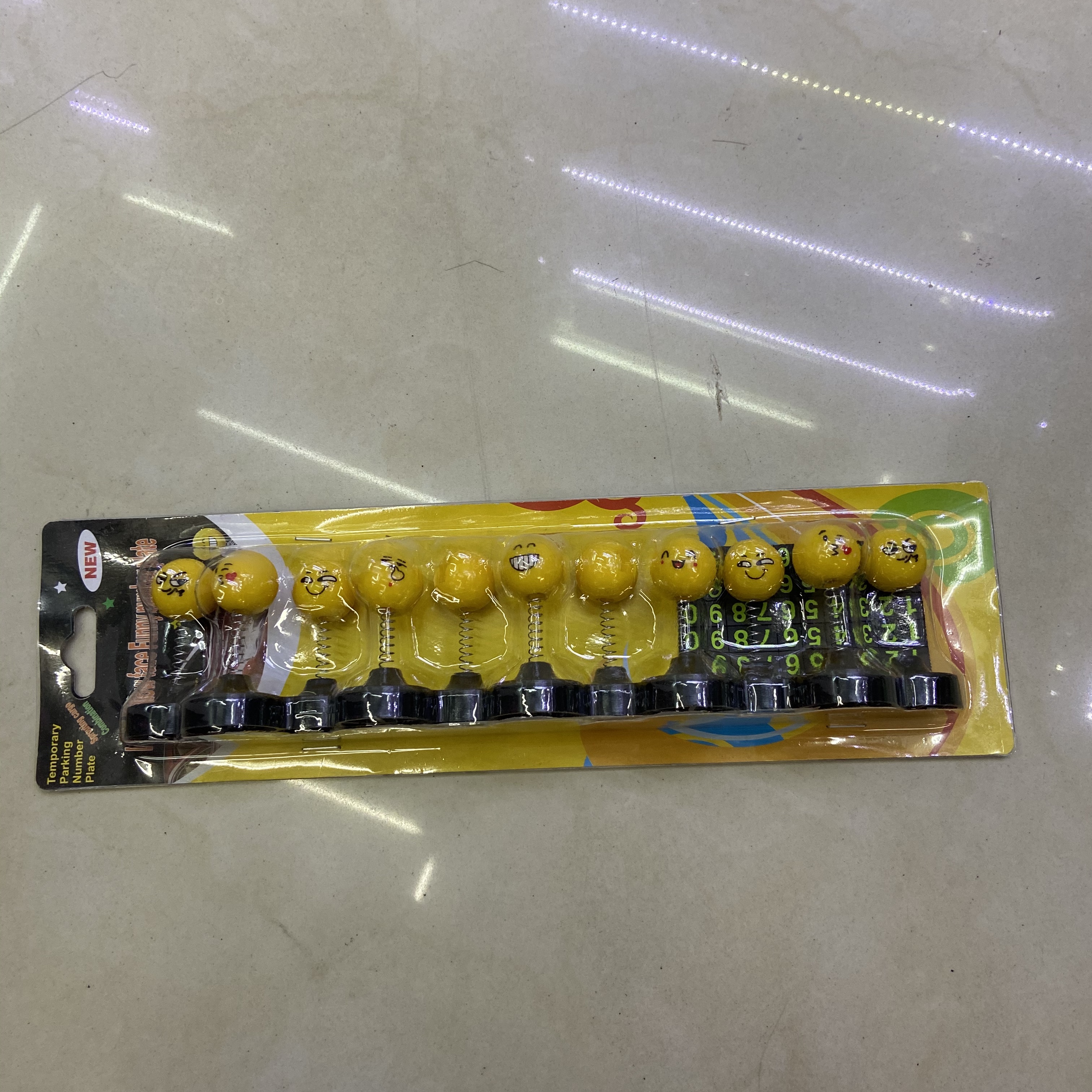 汽车装饰创意网红小车内饰品摆件可爱表情包个性车载弹簧摇头公仔