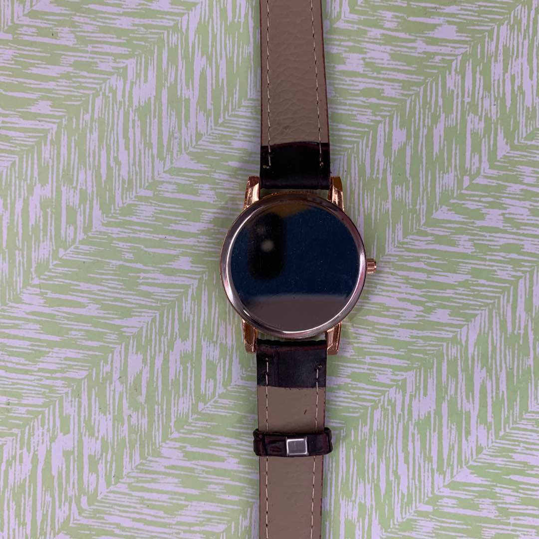 时尚潮流镶钻防水皮带款女士石英表细节图