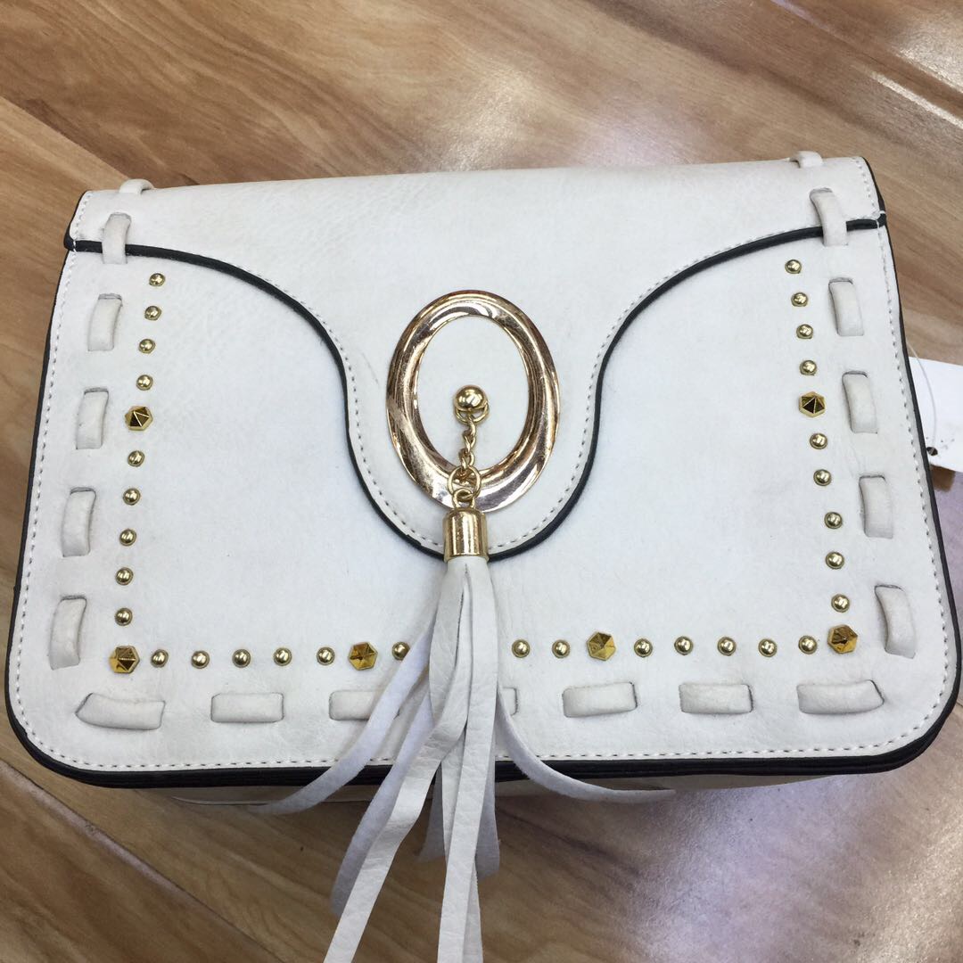 The new Korean-style fashionable wide-shoulder strap single-shoulder bag for women is trendy and versatile. It's a casual crossbody bag for women