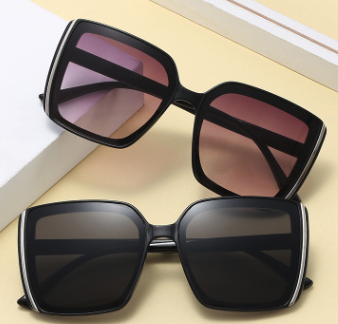The new European and American fashionable square-framed sunglasses are trendy and popular street style sunglasses for ladies