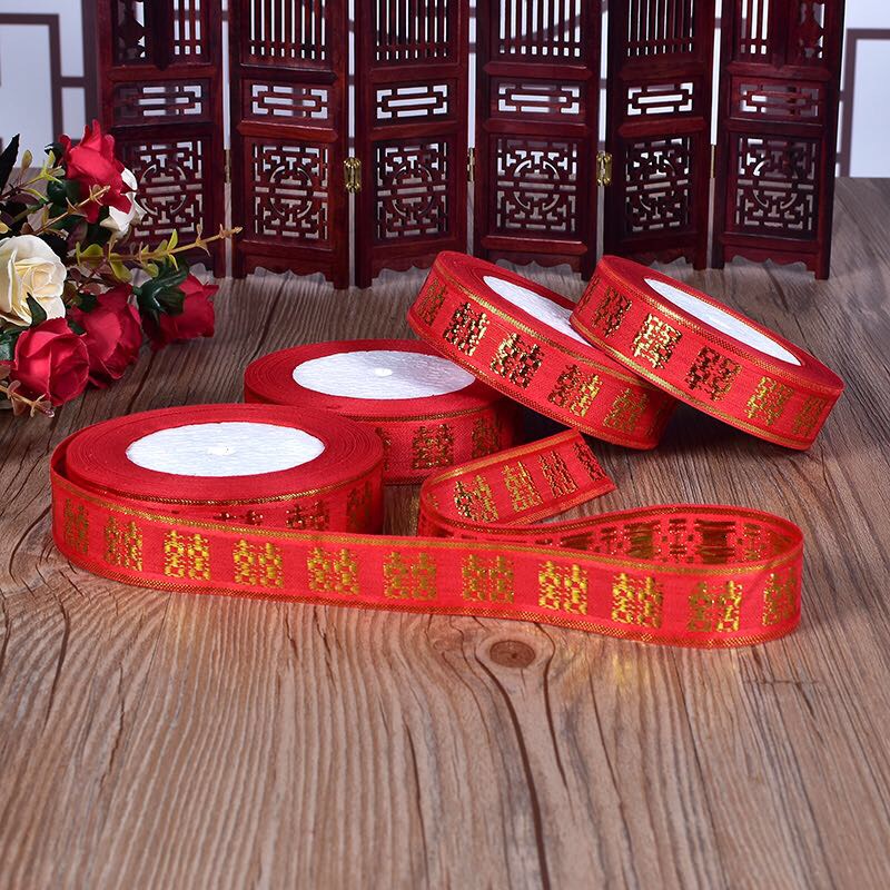 The wedding silk ribbon is used to tie the quilt for a joyous occasion