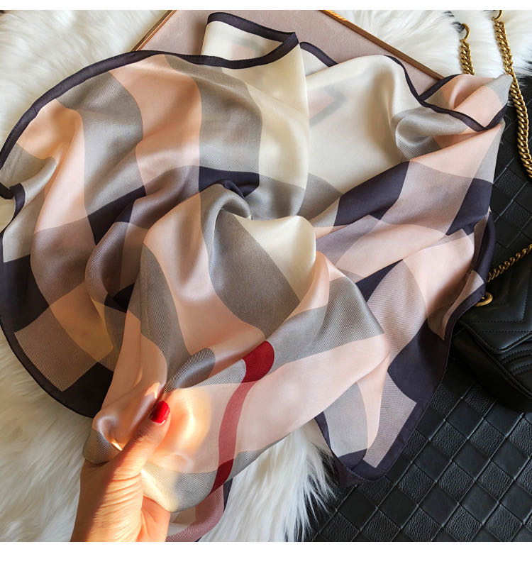 A fashionable and versatile casual Korean-style scarf with a checkered pattern for a lady details Picture