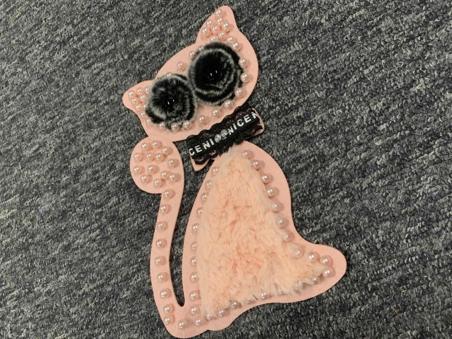 卡通粉色猫咪钉珠女装T恤卫衣装饰珠片布贴服装辅料粉色补丁贴产品图