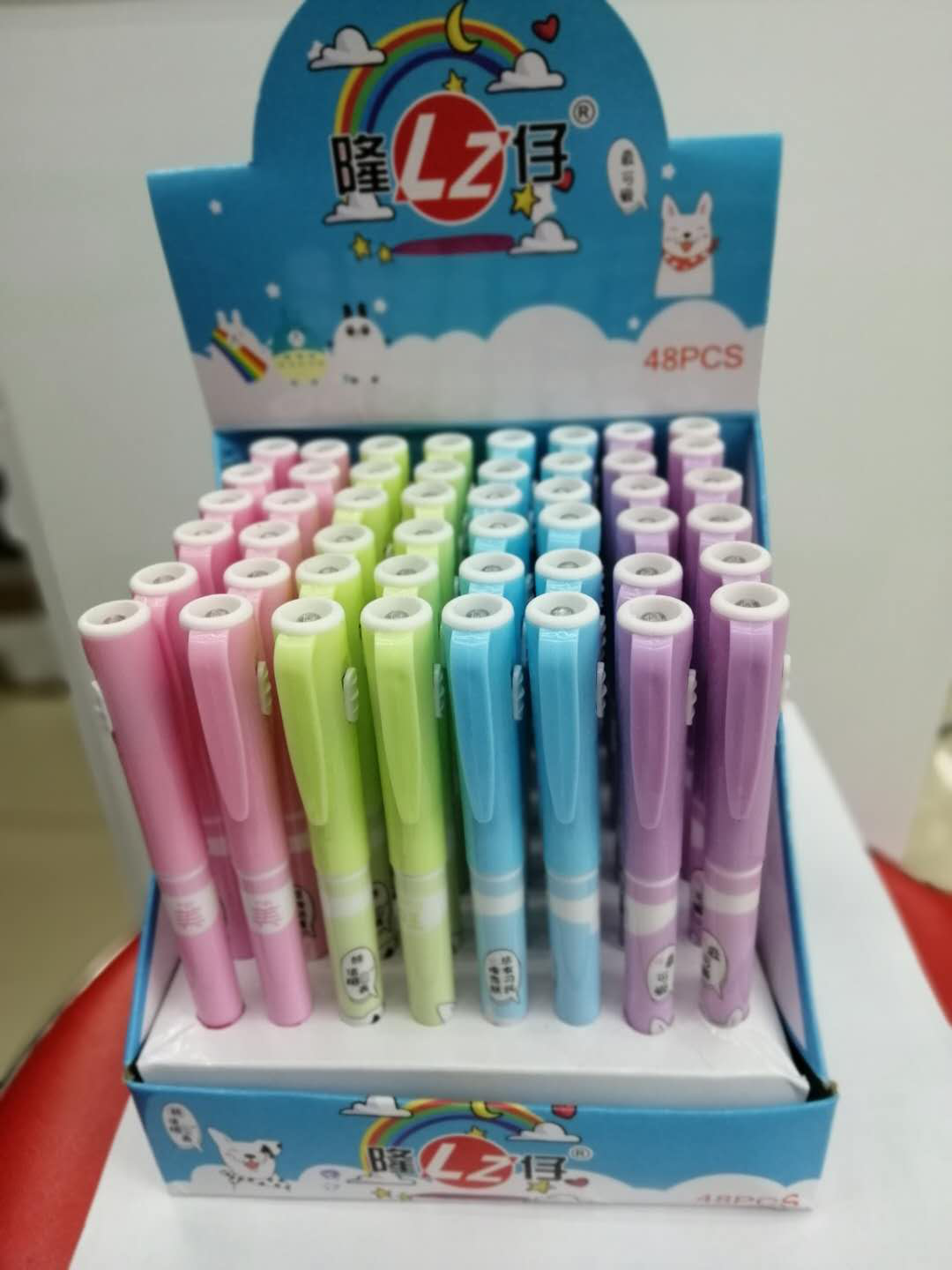 Yiwu Hanjia Stationery's 48-piece display box of light pens and gel pens can provide lighting. The battery is environmentally friendly and safe full figure