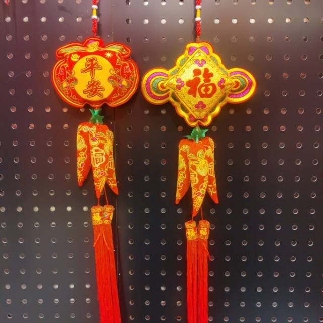 The Fubao with pepper hanging strings and tassels can be mixed with different patterns