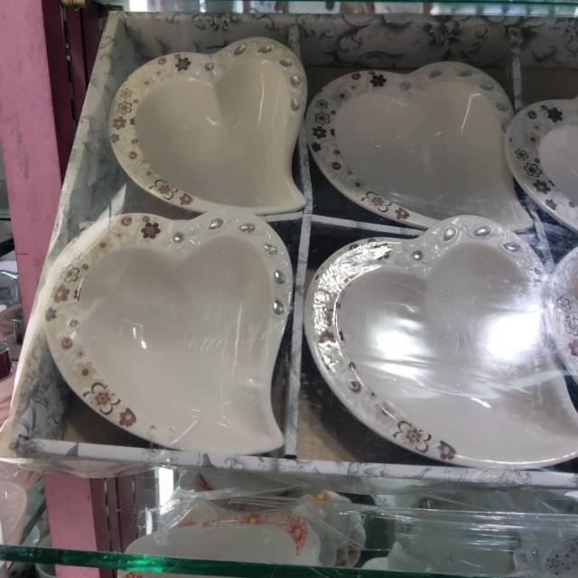 Heart-shaped tray set with white ceramic plate thumbnail