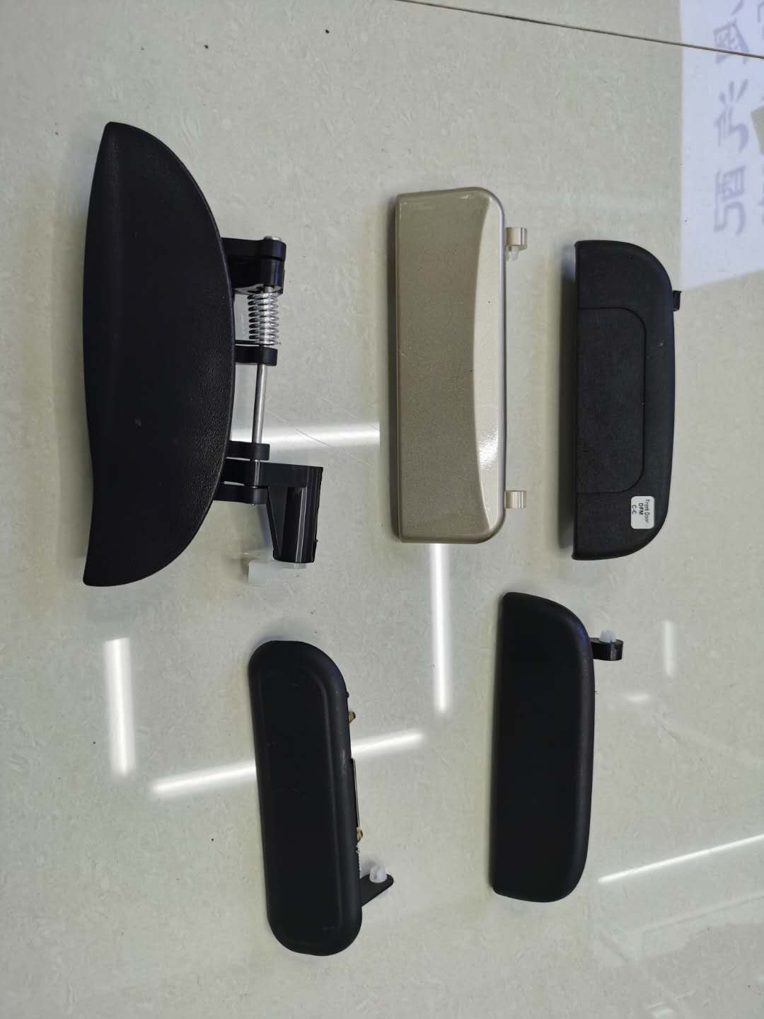 The door handles of the car's interior and exterior are fastened