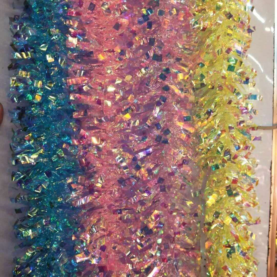 The festival party was decorated with Christmas ornaments and wedding ribbons. The ribbons were decorated with rubia and double dragon ribbons, shining brightly