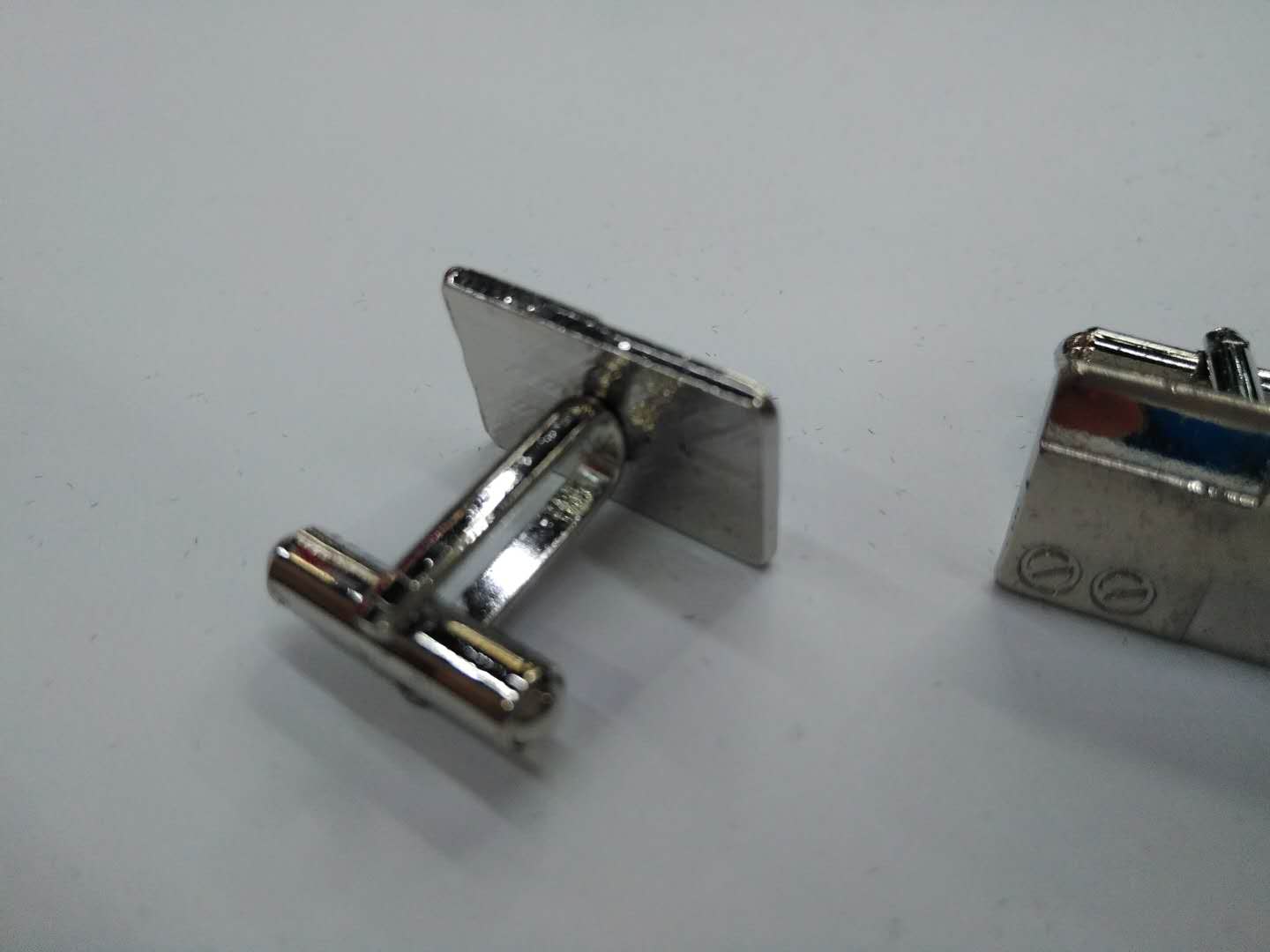 This is a simple European and American style cufflink with alloy electroplated metal details Picture
