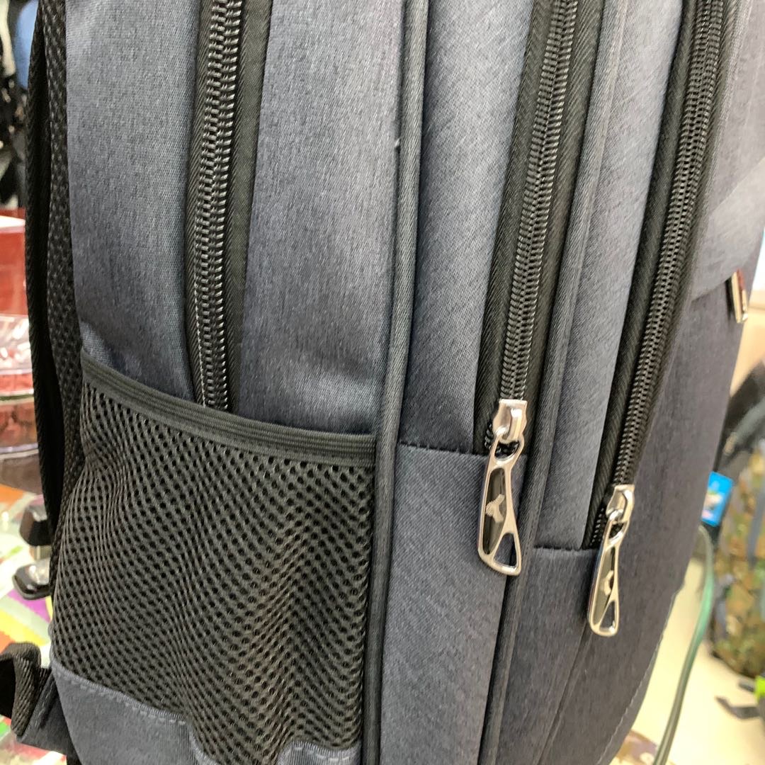 新款灰色大容量双肩包背包男士产品图