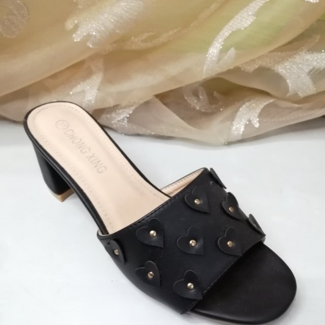 黑色铆钉爱心时尚女士中跟高跟时装凉拖