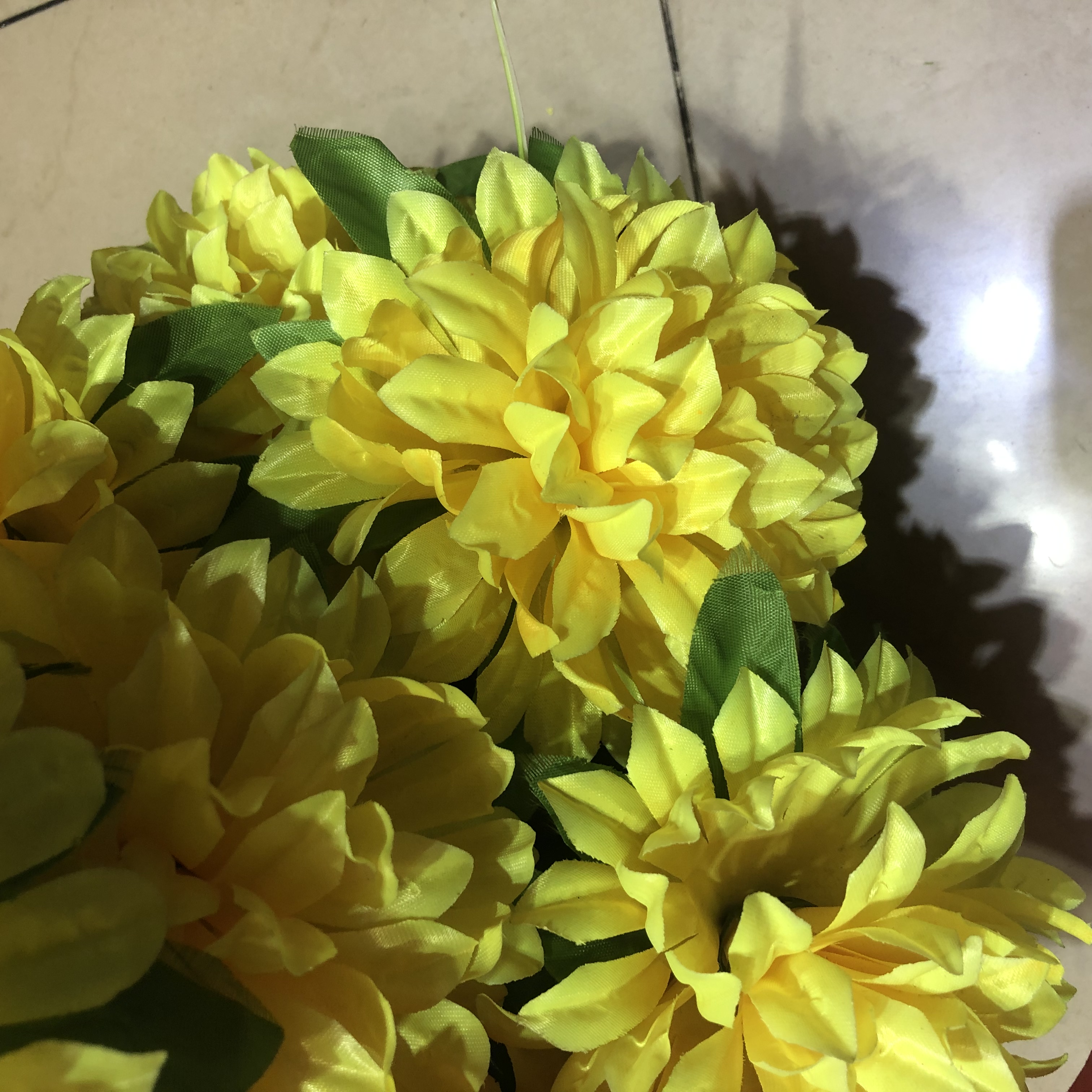 Simulated tomb-sweeping chrysanthemums, tomb flowers, sacrificial artificial flowers, silk flower tips, chrysanthemum bouquets and flower arrangements in the cemetery Specification image