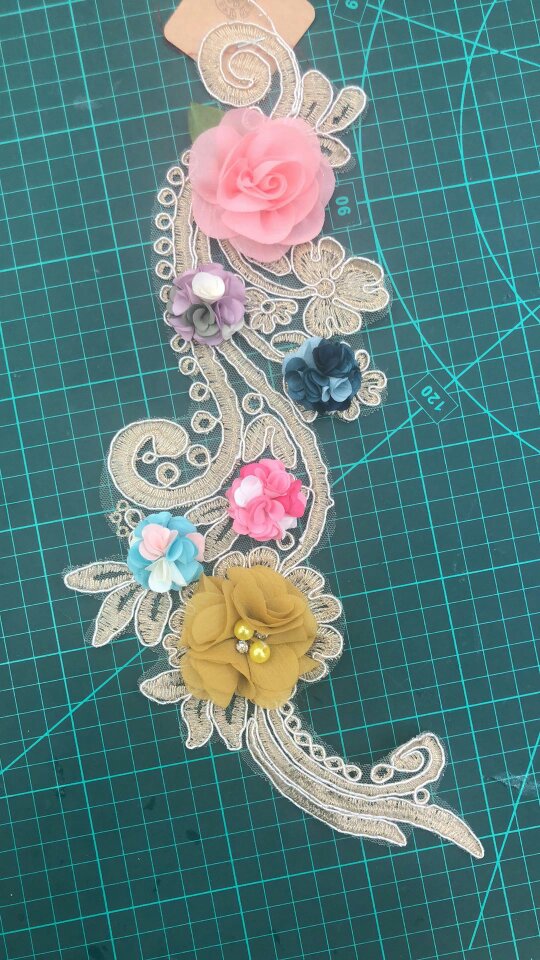 Factory direct sales of high-end collar embroidery women's clothing fabrics, accessories, lace and stitch