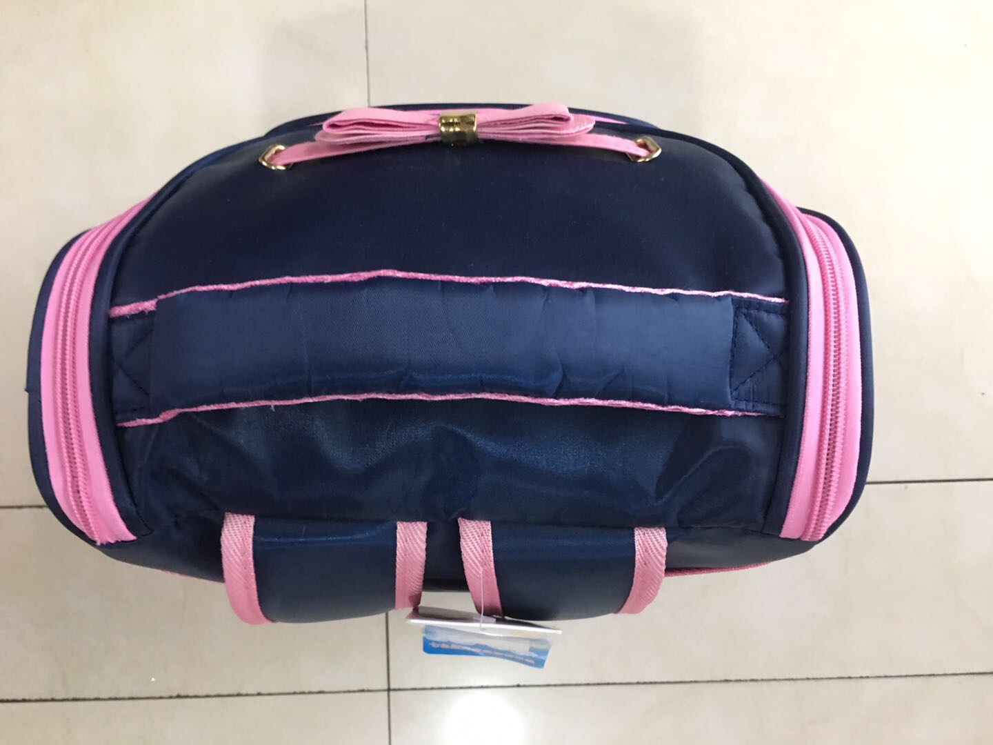 颜色鲜艳防水运动双肩包产品图