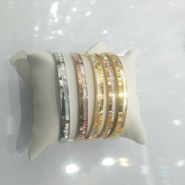 European and American style finished bracelet jewelry is of high-end, elegant and of superior quality Specification image